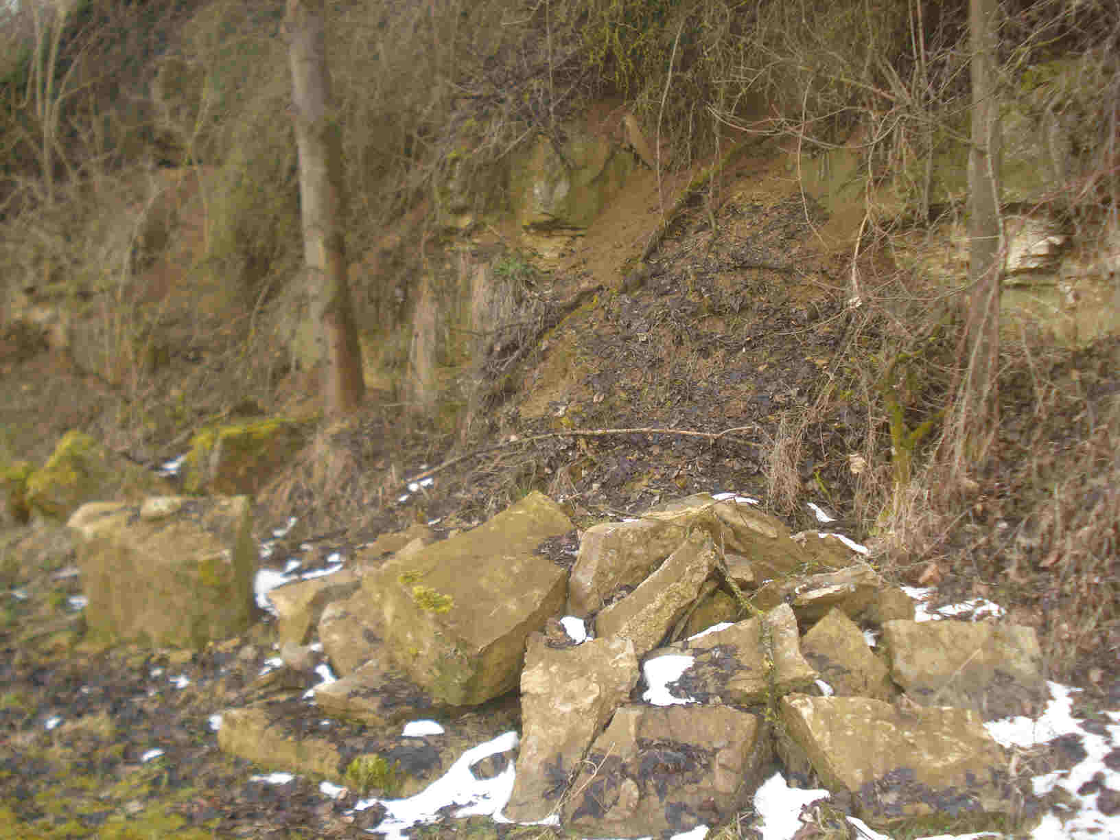 gesprengte Steine im Steinbruch