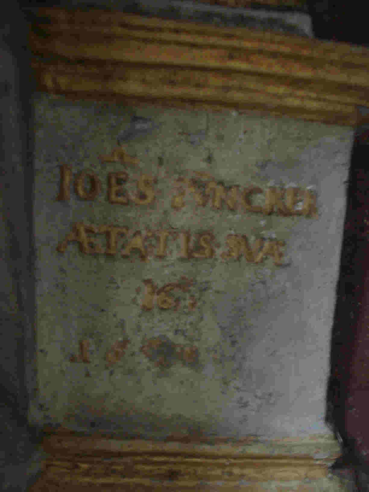 Darstadt Sockel mit dem Namen Johannes Juncker