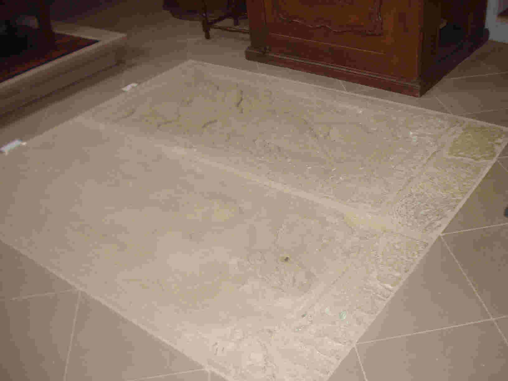 Darstadt Epitaphien am Boden im Chor